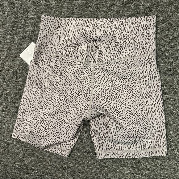 Athleta Salutation Stash High Rise 7" Shorts Cheetah Print Size Small - Picture 4 of 4
